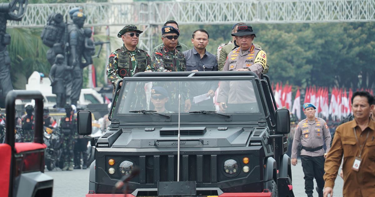 Potret Jenderal Polri Cek Gladi Bersih Gelar Pasukan Pengamanan Pengambilan Sumpah Presiden dan Wapres