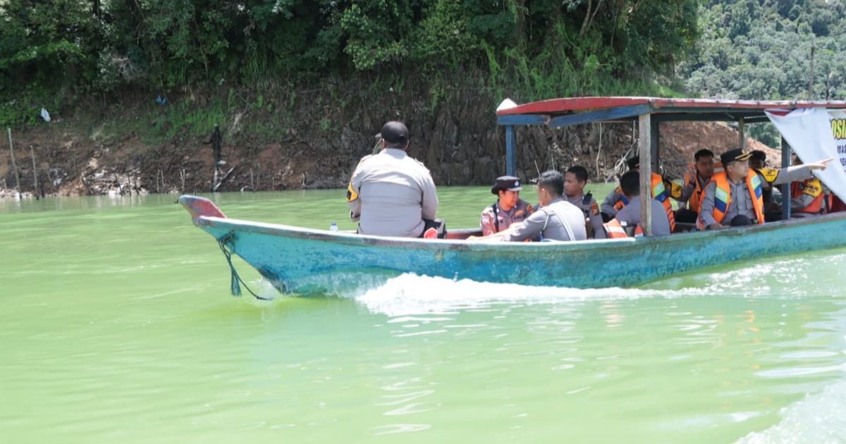 Kawal Pilkada Damai, Kapolres Kampar Datangi Desa Terpencil yang Warganya Tak Bisa Baca Tulis