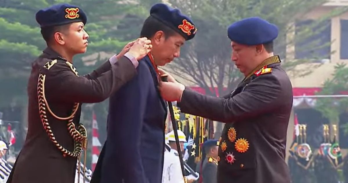 VIDEO: Gagah Kapolri Listyo Kalungkan Medali Kehormatan ke Presiden Jokowi Berbaret Biru