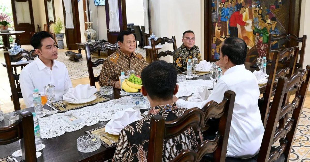 VIDEO:Senyum Semringah Jokowi Terima Prabowo di Solo, Gibran Menyambut di Bandara