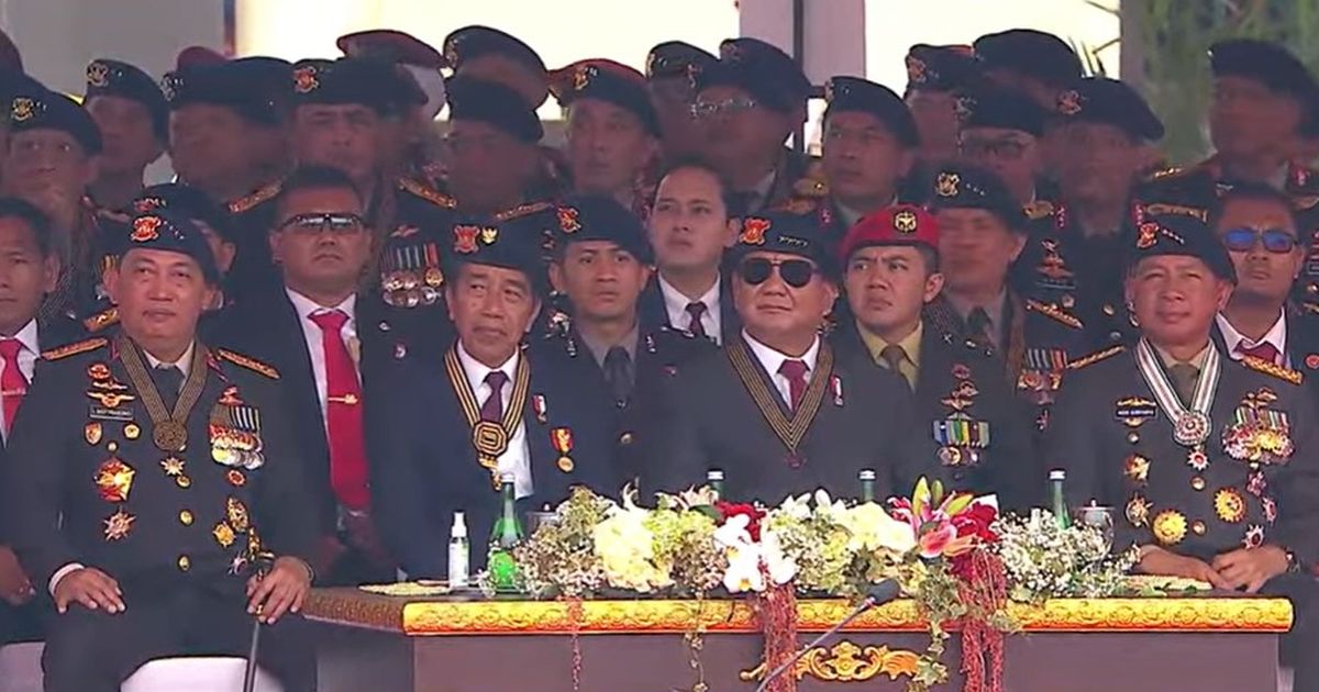 VIDEO: Ekspresi Jokowi & Prabowo Lihat Penerjun Polri Kibarkan Bendera Foto Dirinya di Langit Depok