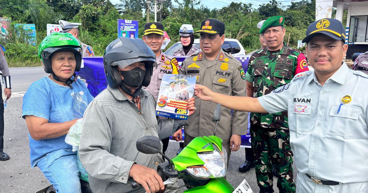 Cooling System Pilkada Damai, Polres Rohul Bagikan Helm Gratis