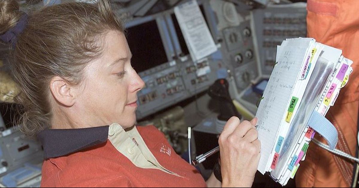 Bukan Pensil atau Pena Biasa, Ini Yang Dipakai Astronot untuk Menulis di Luar Angkasa