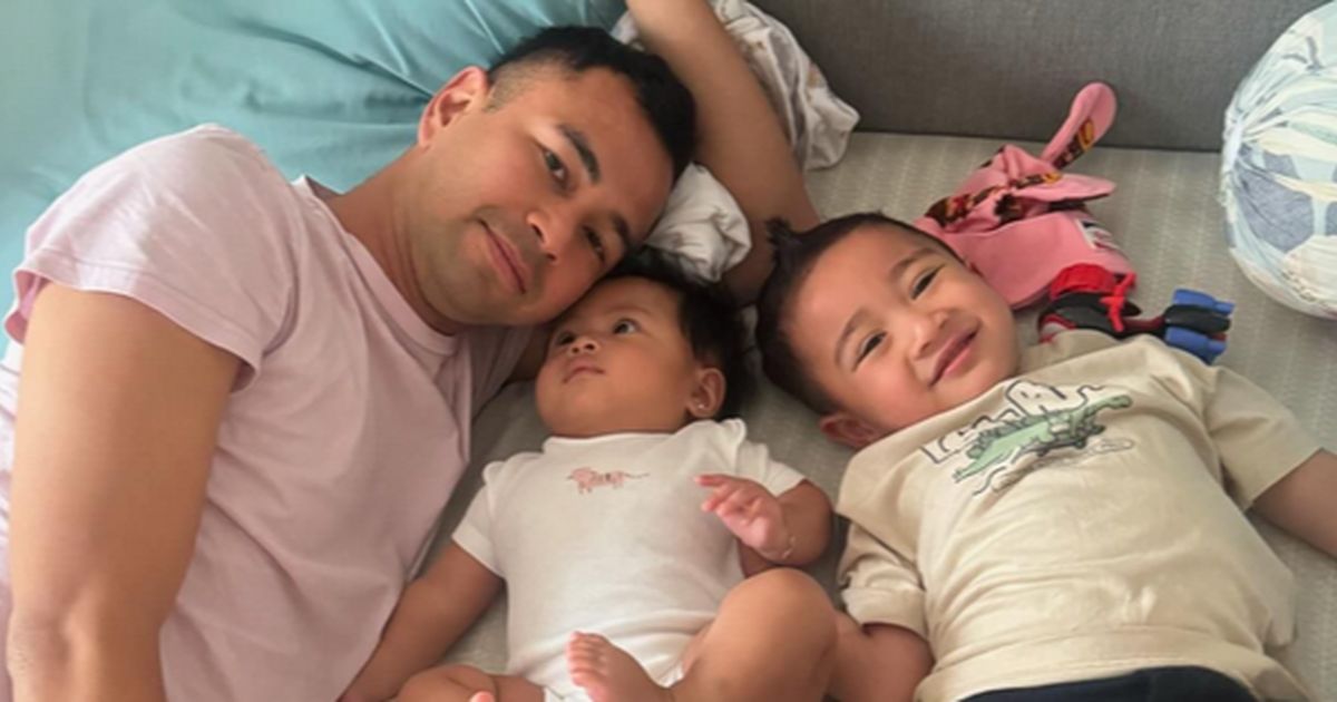 Potret Raffi Ahmad Tiduran Bareng Kedua Buah Hatinya, Tatapan Hangat Baby Lily ke Sang Ayah Jadi Sorotan