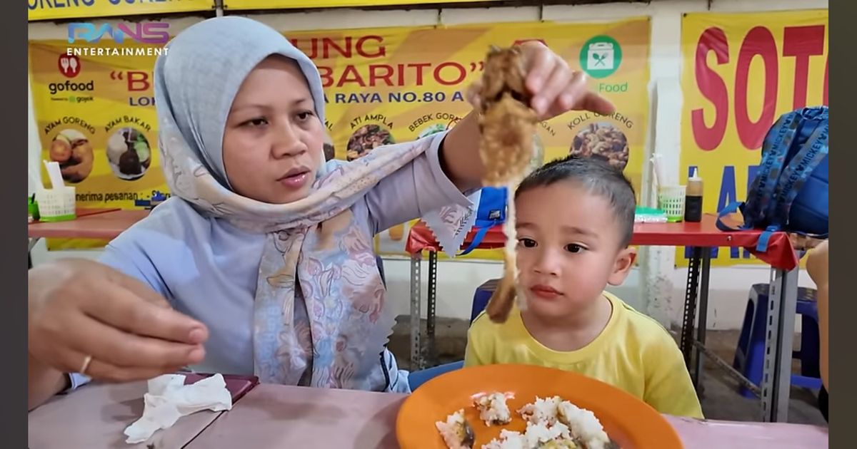 Potret Rayyanza Cipung Lahap Banget Makan Pecel Lele di Pinggir Jalan, Sapa 'Halo' Pas Makanan Sampai di Meja