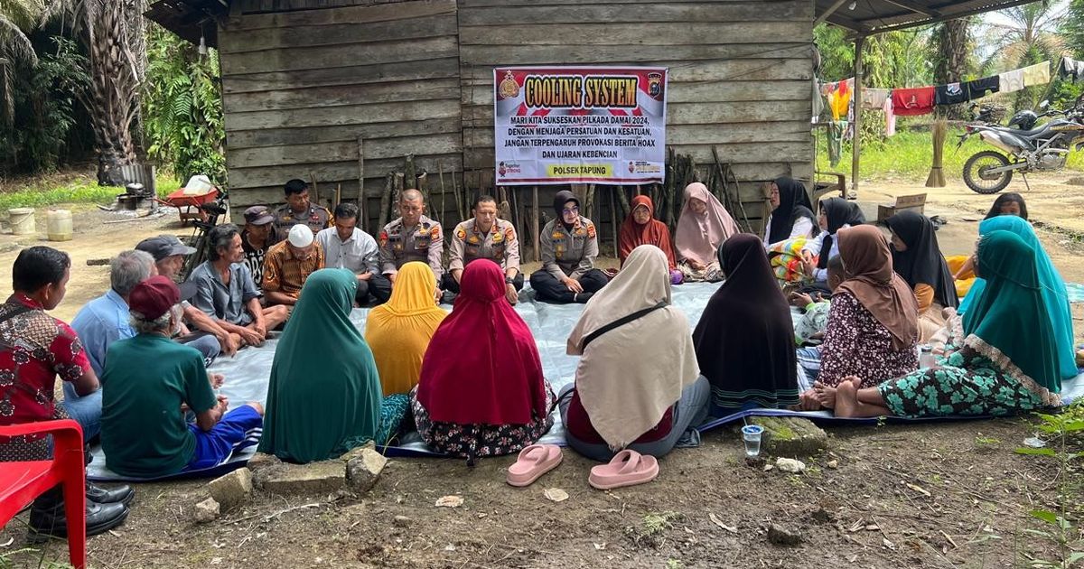 Polres Kampar Gelar Cooling System dan Bagi-Bagi Sembako di Desa Terisolir