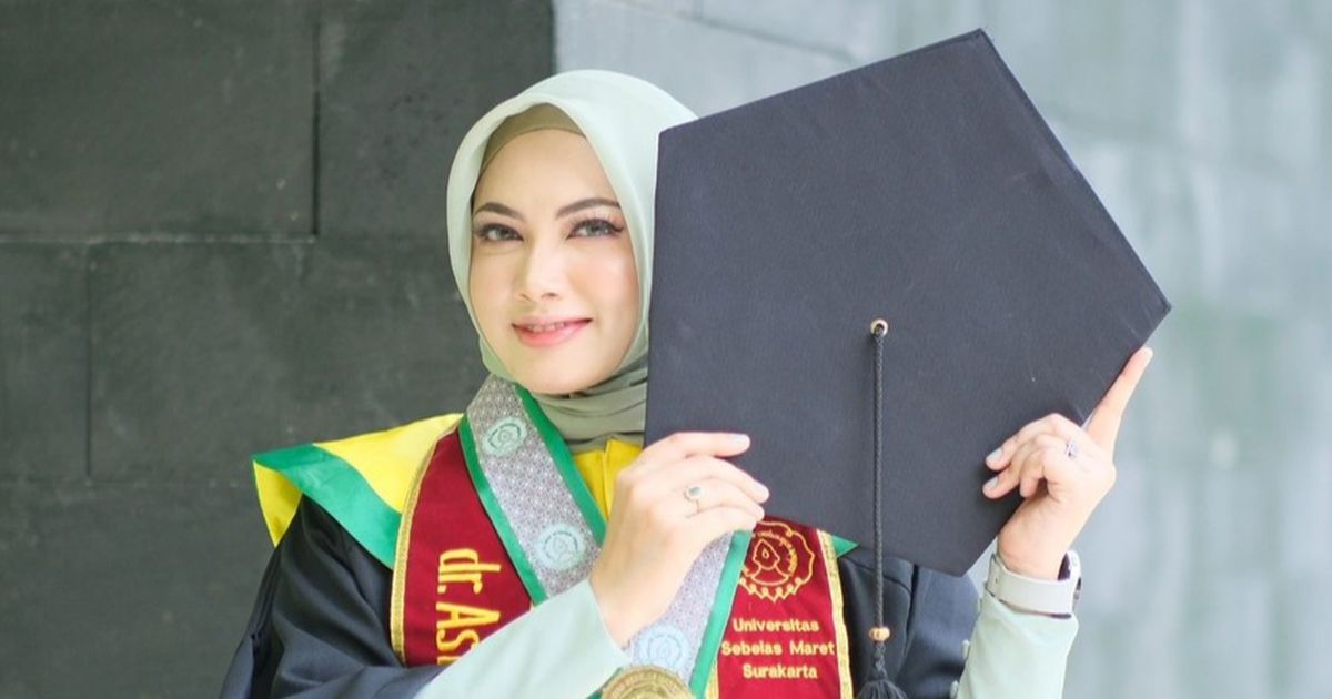 Potret Astrid Gayatri Mantan Istri Ifan Seventeen Diwisuda, Raih Gelar Dokter Spesialis THT & Bedah Kepala Leher