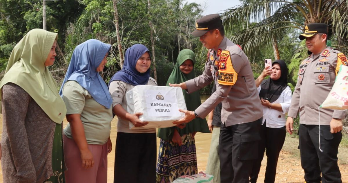 Banjir di Pelalawan Akibat Air Sungai Meluap, Kapolres Serahkan Bantuan ke Korban Terdampak