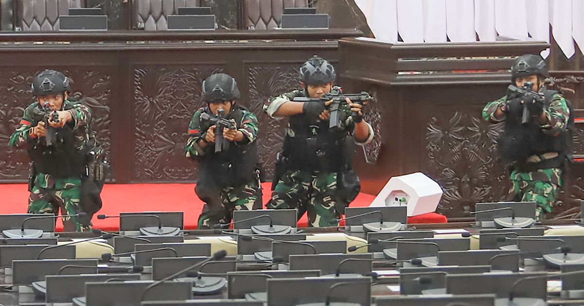 FOTO: Barisan Prajurit TNI Bersenjata Lengkap Amankan Gedung DPR Jelang Pelantikan Prabowo