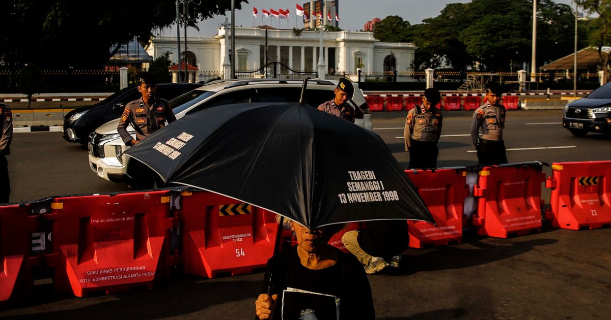 FOTO: Aksi Kamisan Terakhir di Pemerintahan Jokowi, Aktivis Bacakan Surat Penuh Kekecewaan