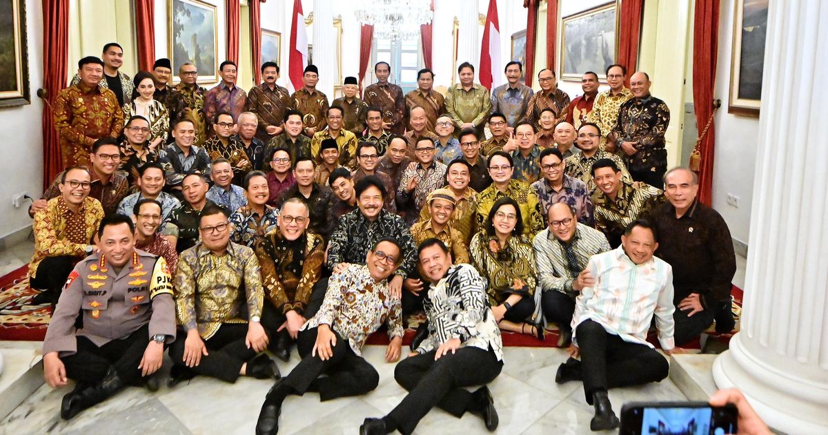 Makan Siang Bareng, Menteri Kabinet Indonesia Maju Standing Ovation buat Jokowi