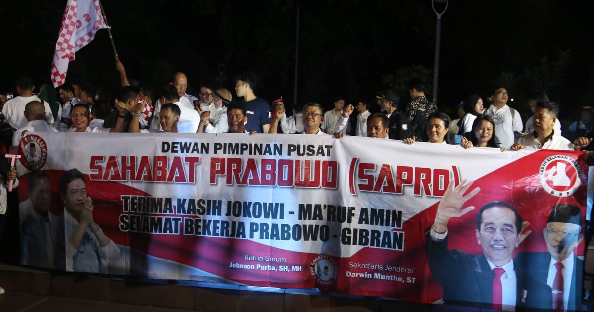 FOTO: Sambut Pelantikan Presiden, Massa Relawan Prabowo-Gibran Gelar Tasyakuran dan Doa Bersama di Tugu Proklamasi