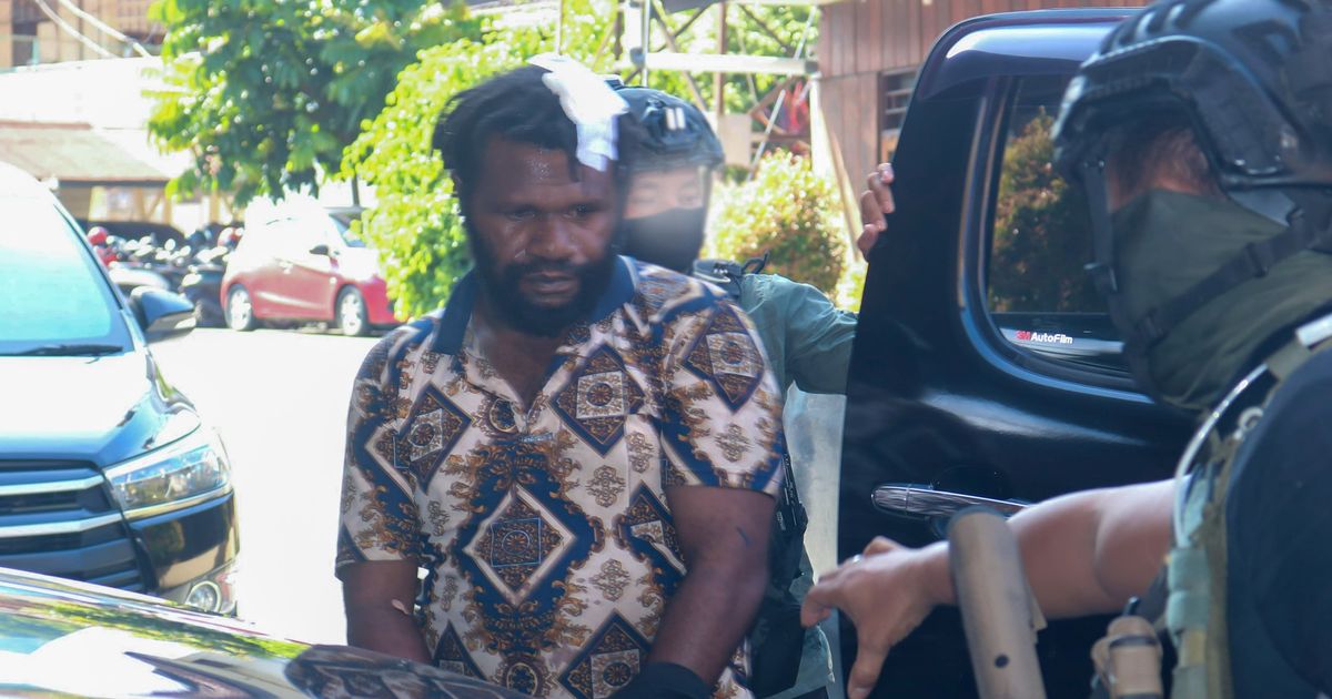 Dikawal Ketat Polisi, Pimpinan KKB Paniai Jemmy Magai Yogi Tiba di Polda Papua