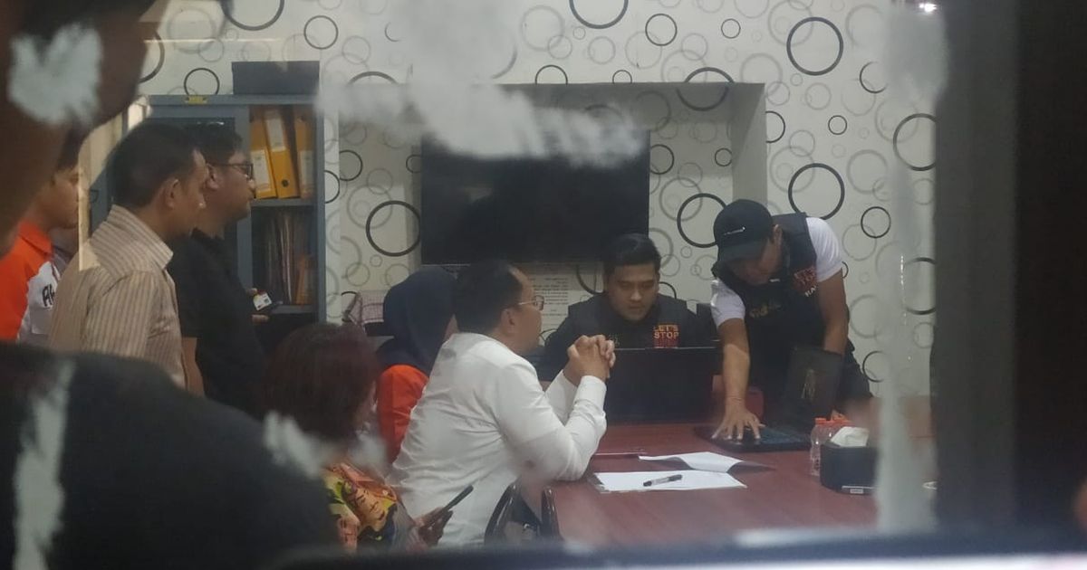 Potret Cagub Sulsel Nomor Urut 1 Diperiksa Bawaslu di Ruangan Penyidik, Ditanya-tanya Sambil Berdiri