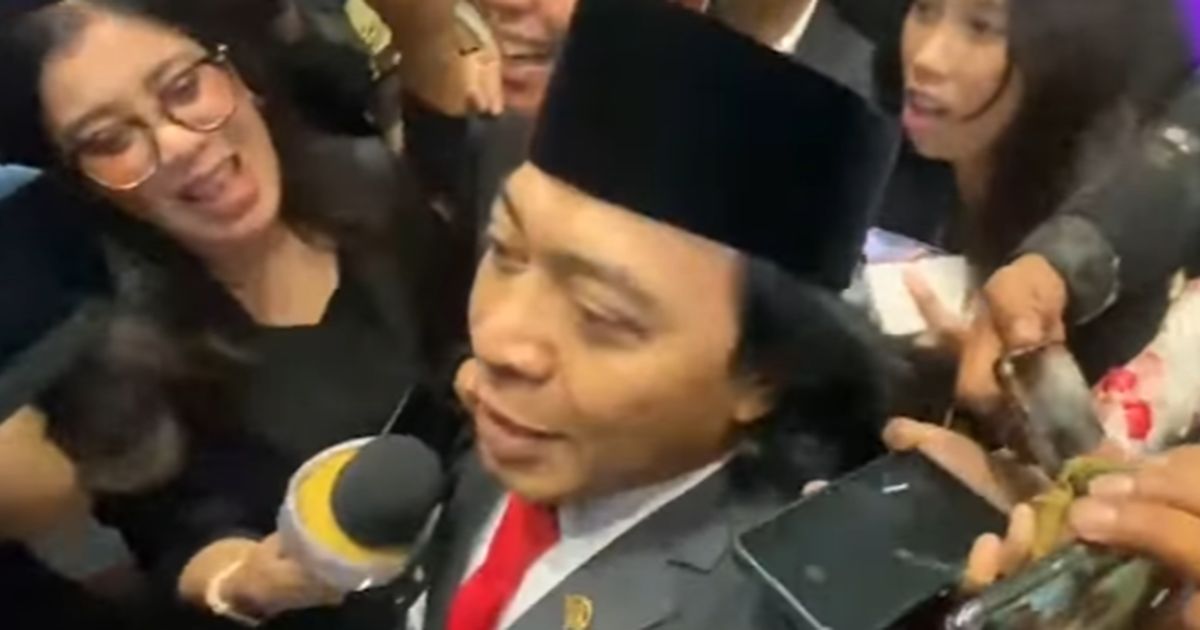 Diburu Sampai Dikejar-kejar, Komeng Jadi Rebutan Usai Dilantik DPD & Bikin Ngakak Keluarkan Celetuk Kocak 'Mobil Mogok'