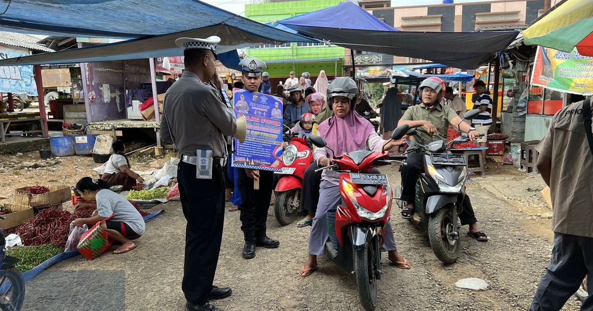 Aksi Polisi Datangi Pasar Ajak Warga Pelalawan Jangan Terhasut Info Hoaks Pilkada