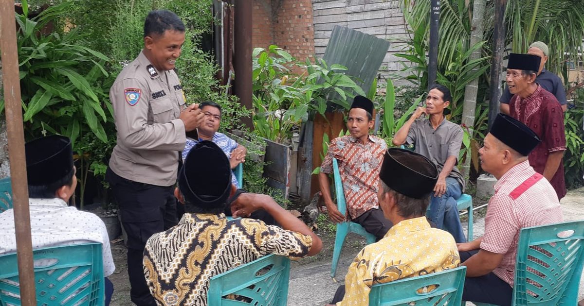 Diselingi Tawa, Begini Aksi Bhabinkamtibmas Ajak Warga Kawal Pilkada Damai