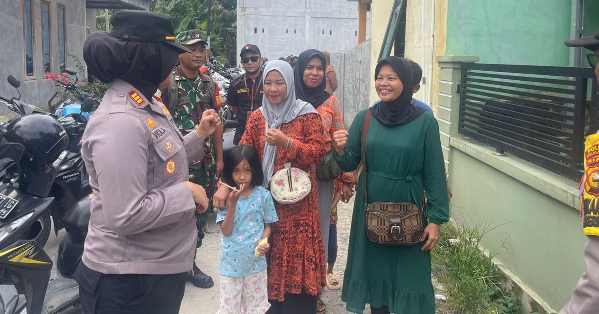 Polwan Datangi Permukiman Padat Penduduk Ajak Emak-Emak Jadi Pemilih Cerdas