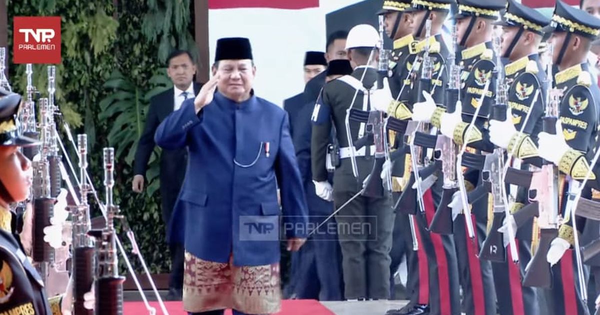 Didampingi Putranya, Prabowo Tiba di Kompleks Parlemen