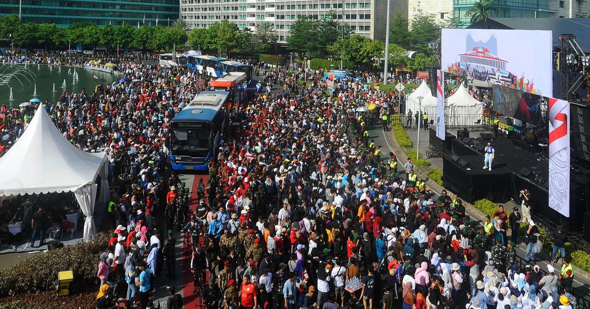 FOTO: Antusiasme Warga Padati Panggung Pesta Rakyat Prabowo-Gibran di Bundaran HI