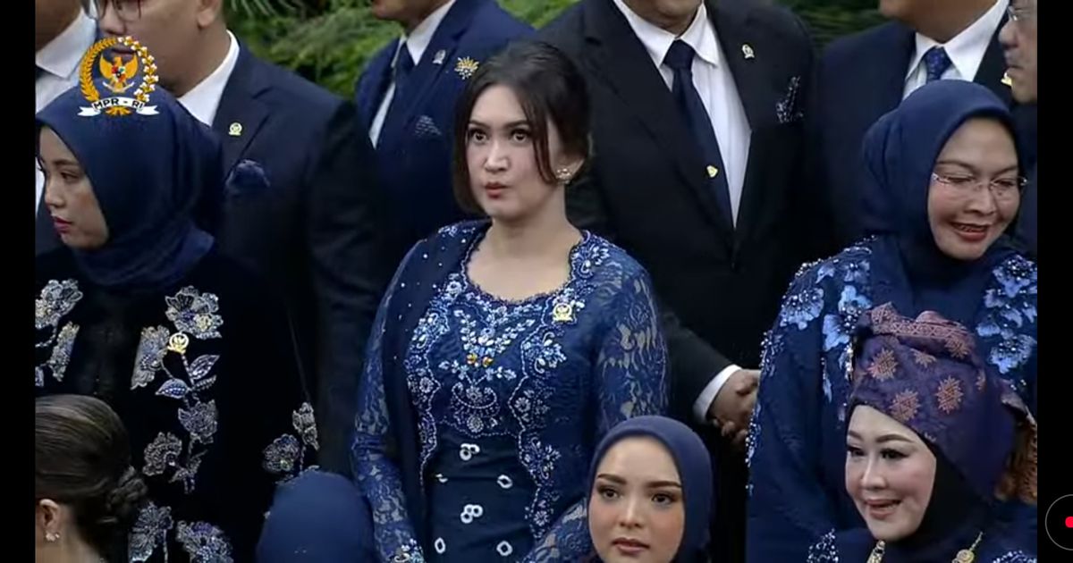 Cantik dan Memesona, Potret Nafa Urbach Mengenakan Kebaya Warna Biru saat Hadiri Pelantikan Prabowo-Gibran