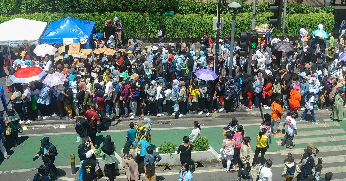 FOTO: Antrean Warga Mengular Serbu Stand UMKM yang Ramaikan Pesta Rakyat Prabowo-Gibran di Bundaran HI