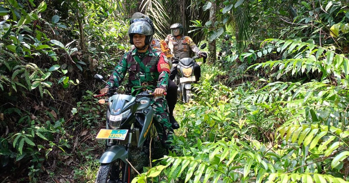 Terobos Hutan Belantara, TNI-Polri Sampaikan Pesan Pilkada Damai hingga ke Pelosok Desa