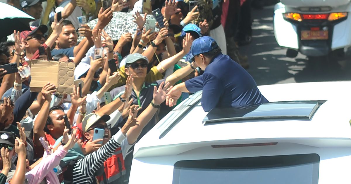 Gagahnya Presiden Prabowo Subianto dari Sunroof Mobil Sapa Warga, Lambaikan Tangan hingga Bersalaman