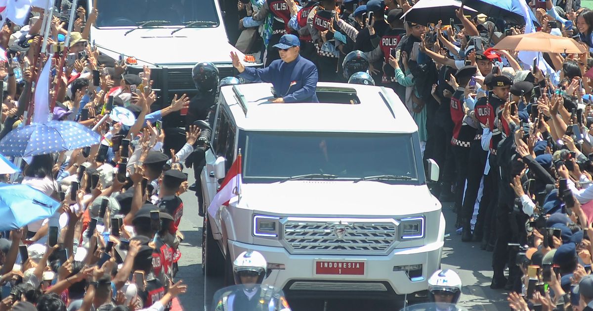 FOTO: Dari Atas Garuda Putih, Presiden Prabowo Panas-panasan Sapa Warga yang Padati Jalanan Menuju Istana Merdeka