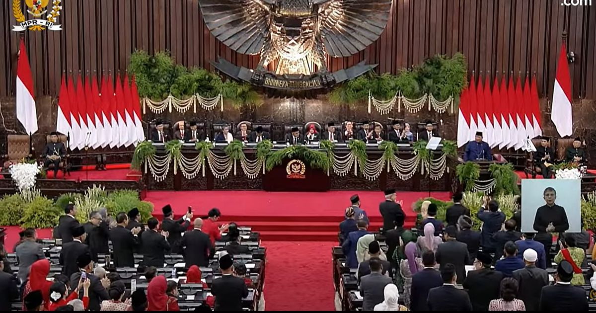 Ramai-Ramai Kader PDIP ‘Standing Ovation’ saat Prabowo Pidato Sindir Kerja untuk Kerabat