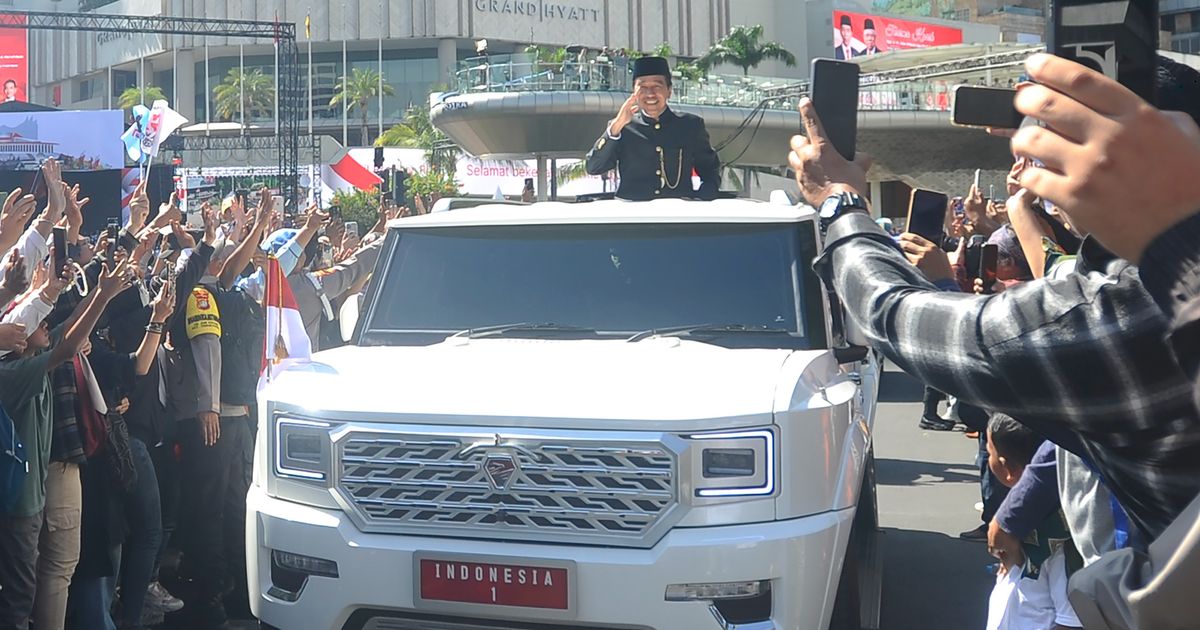 FOTO: Pulang ke Solo, Momen Terakhir Jokowi Pamitan ke Warga dari Atas Garuda Putih Prabowo