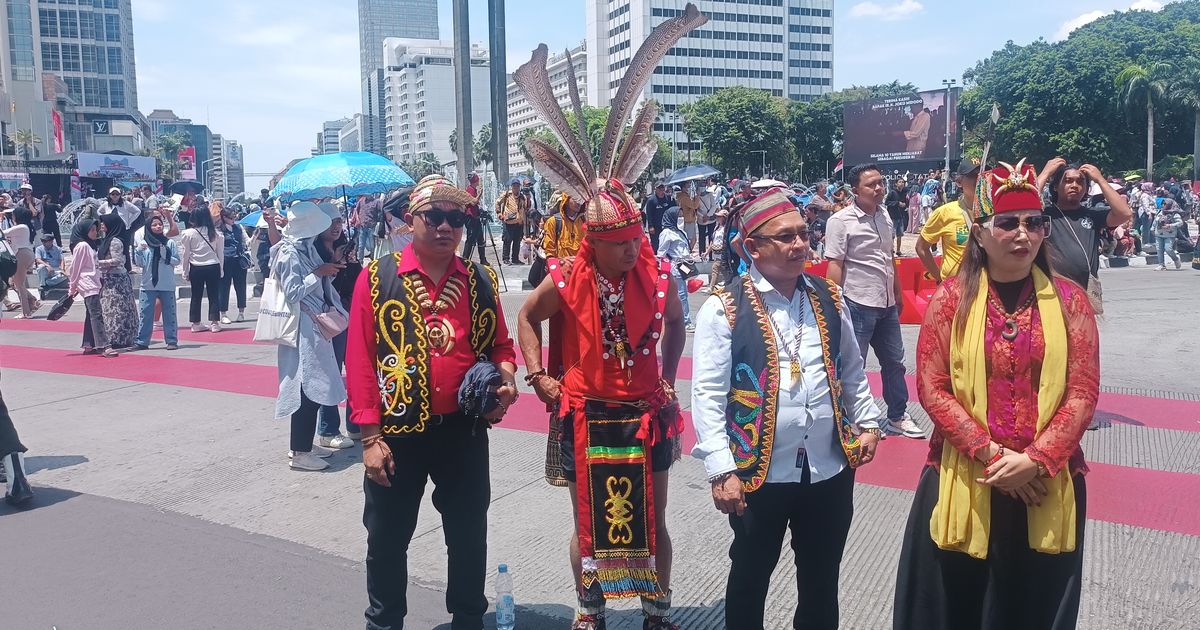 Cerita Warga Suku Dayak Terbang dari Kalimantan ke Jakarta Demi Prabowo-Gibran