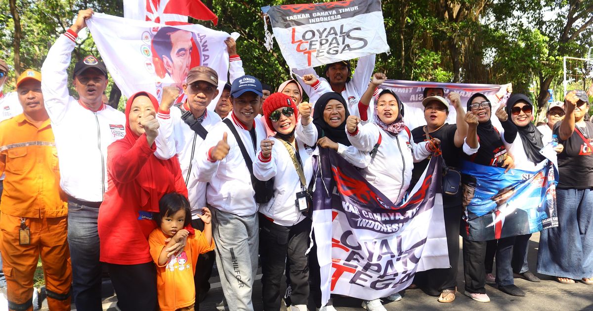 FOTO: Relawan Tumpah Ruah di Kawasan Bandara Halim Perdanakusuma Antar Jokowi Pulang ke Solo