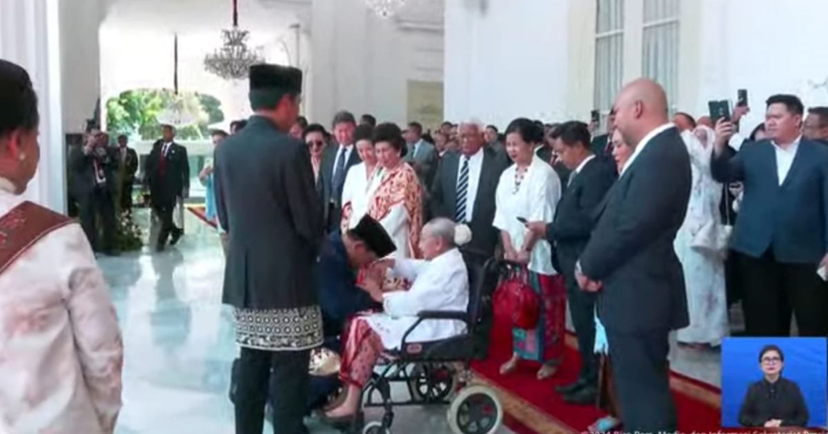 VIDEO: Momen Prabowo Sungkem di Istana, Cium Tangan Wanita Berusia 105 Tahun