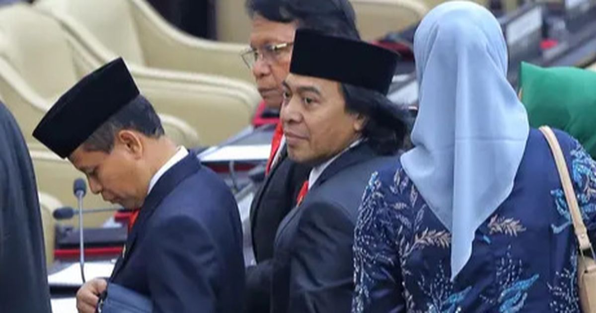 VIDEO: Ekspresi Senator Komeng dan Ahmad Dhani Hadiri Pelantikan Prabowo-Gibran di Gedung DPR/MPR