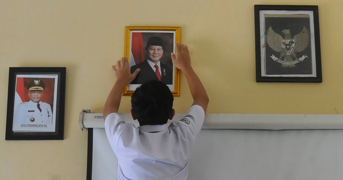 FOTO: Momen Pelajar Mulai Pasang Foto Presiden Prabowo di Ruang Kelas