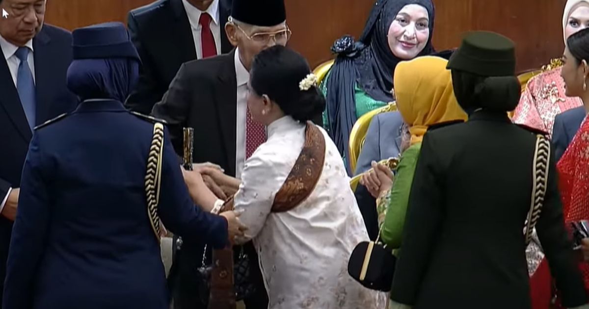 VIDEO: Iriana Jokowi Salami Try Sutrisno, Berbisik Lama Digenggam Erat hingga Cipika-cipiki