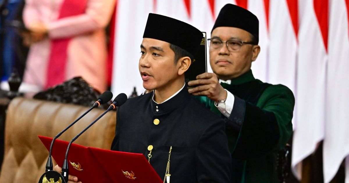 VIDEO: Kejutan Sambutan Gibran Depan Jokowi Saat Pelantikan Prabowo Jadi Sorotan, Try Sutrisno Masih Gagah