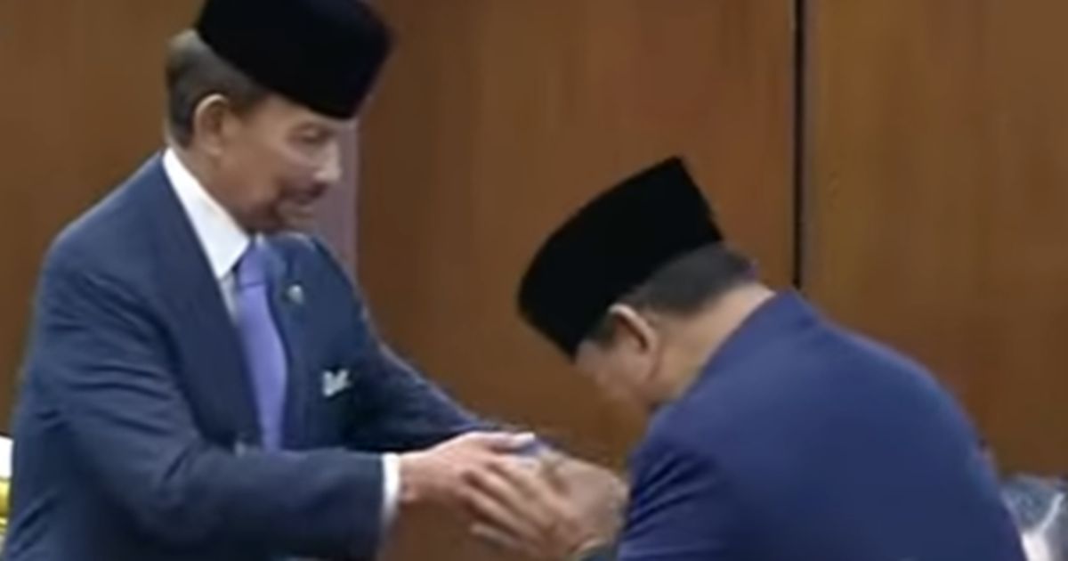 VIDEO: Presiden Prabowo Cium Tangan Sultan Terkaya di Asia Tenggara, Gibran Ditepuk-tepuk Xanana