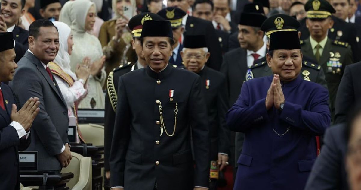 VIDEO: Momen Jokowi Tolak Prabowo Cium Tangan Dibalas Pelukan Hangat