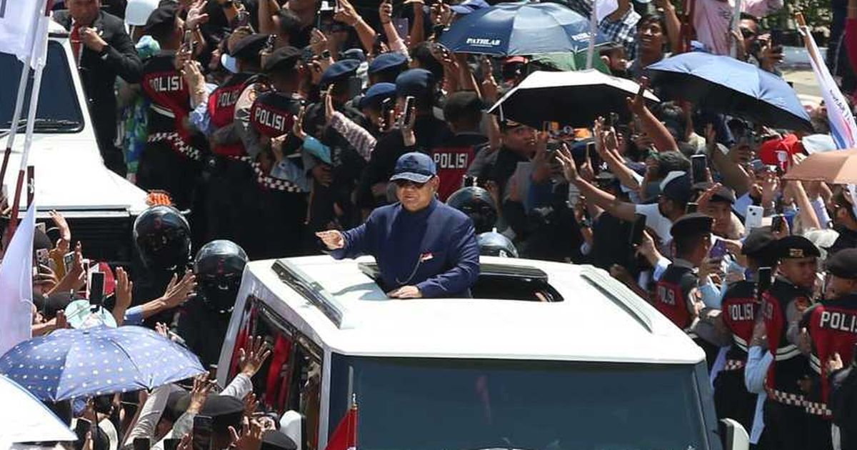 VIDEO: Presiden Prabowo Rela Bermandikan Sinar Matahari, Panas Berdiri di Maung Garuda ke Istana