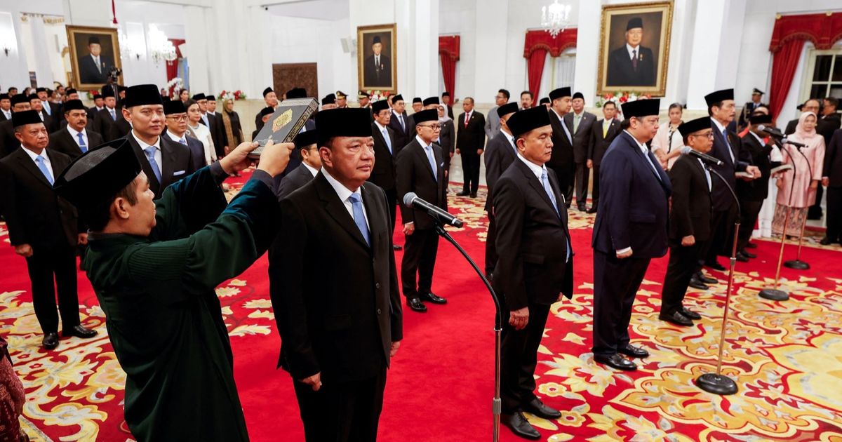 FOTO: Masih Ada Jokowi di Istana, Tersenyum di Pelantikan Menteri Kabinet Prabowo-Gibran