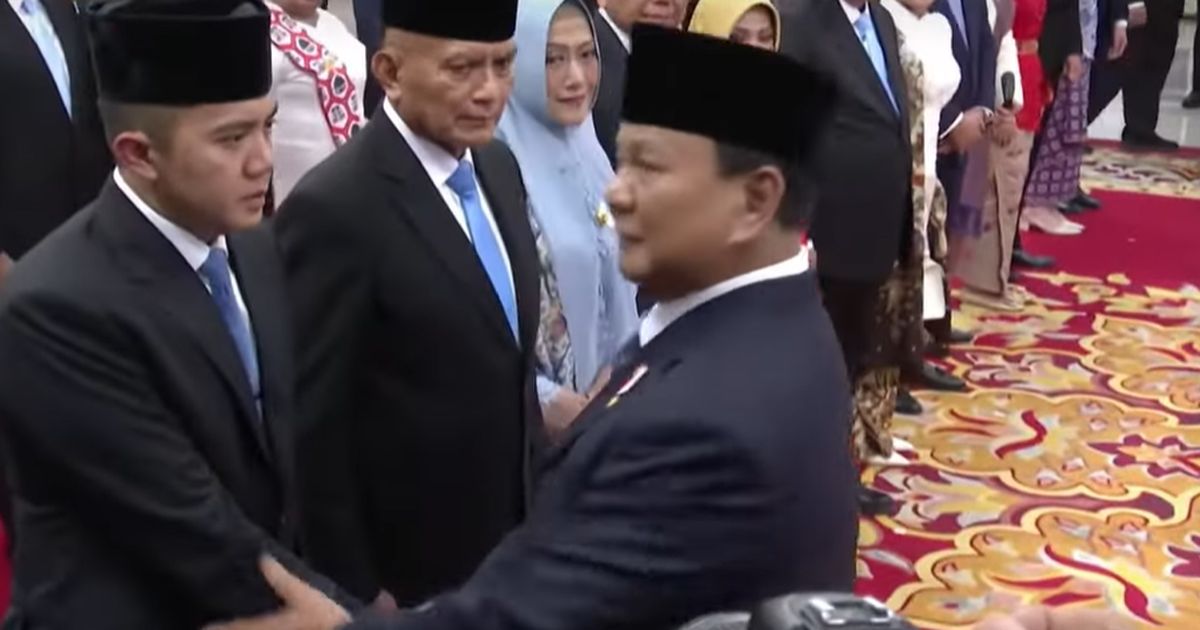 VIDEO: Kode Prabowo Tepuk Lengan Seskab Teddy Berkali-kali Usai Pelantikan di Istana