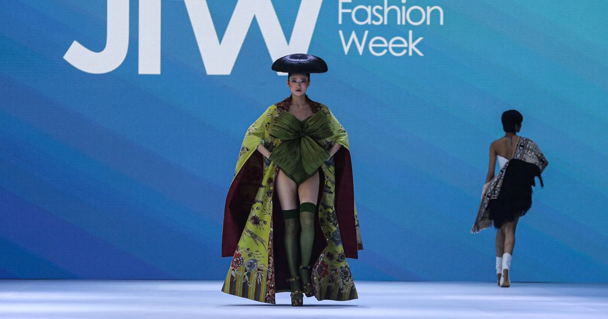 FOTO: Pesona Model Cantik Dalam Balutan Busana Karya Desainer Tanah Air di Jakarta Fashion Week 2025