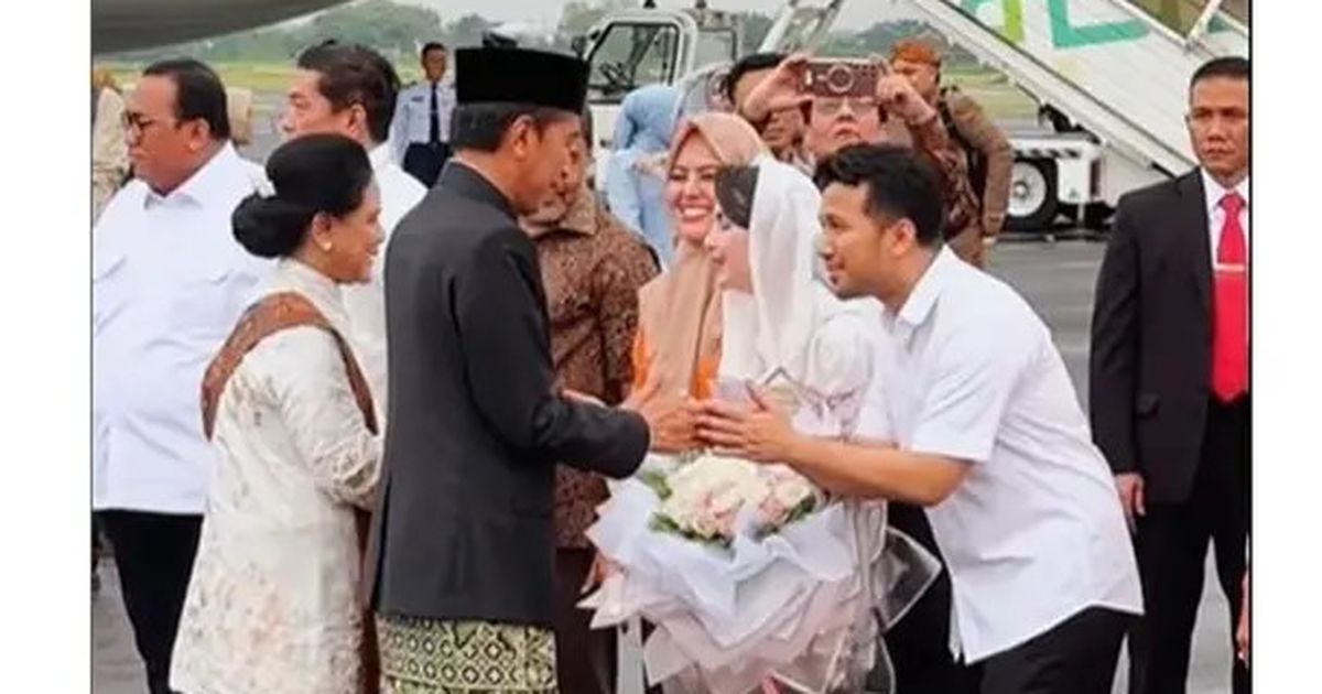 Bawa Buket Bunga Cantik, 7 Potret Arum Bachsin dan Emil Dardak Sambut Kedatangan Jokowi di Solo Usai Purna Tugas