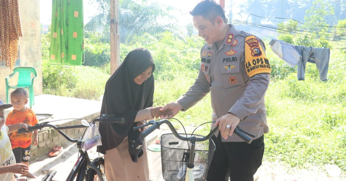 Aksi AKBP Afrizal Asri Blusukan dan Beri Hadiah Sepeda ke Keluarga Kurang Mampu