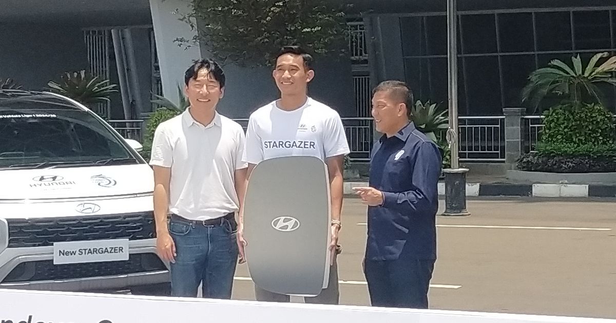 Dihadiri Bek Timnas Rizky Ridho, Hyundai Serahkan 35 Unit Mobil Stargazer untuk Operasional Liga 1