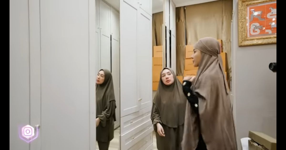 Nikita Mirzani Jajal Pakai Hijab di Rumah Shella 'Ih Manis Sekali'