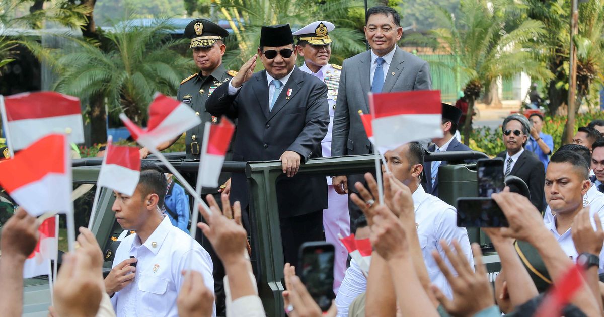 FOTO: Meriahnya Pelepasan Presiden Prabowo di Kemenhan, Diwarnai Senyum Semringah Titiek Soeharto