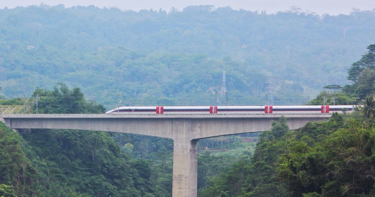 Setahun Beroperasi, Kereta Cepat Whoosh Sudah Layani 6 Juta Penumpang